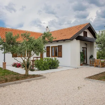 Ena With Pool & Jacuzzi Holiday home *