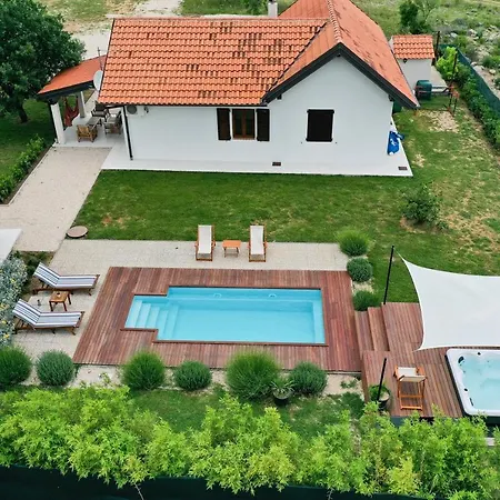 Ena With Pool & Jacuzzi 펜션 Donji Kasic