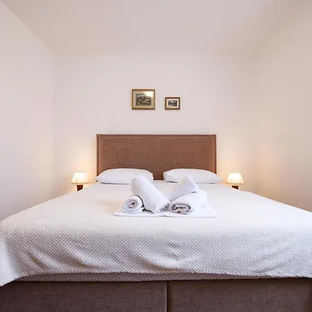 Ena With Pool & Jacuzzi Semesterbostad *