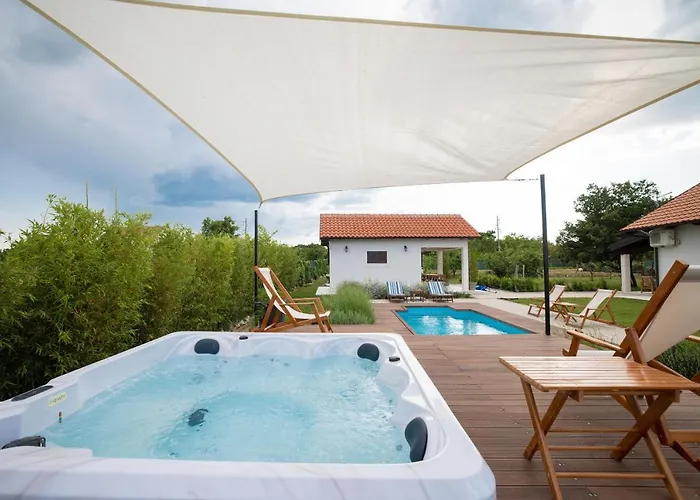 Дом отдыха Ena With Pool & Jacuzzi *
