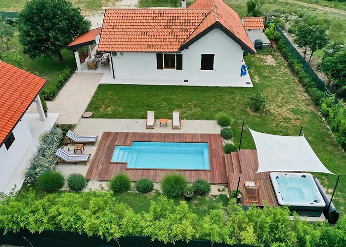 Ena With Pool & Jacuzzi 펜션 Donji Kasic