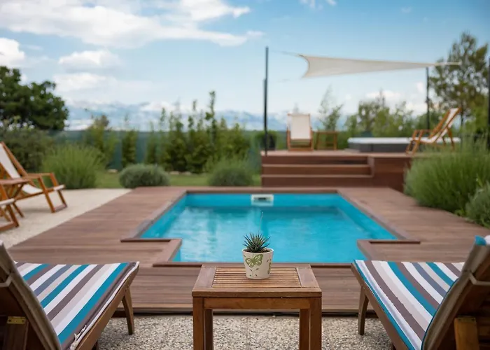 Дом отдыха Ena With Pool & Jacuzzi