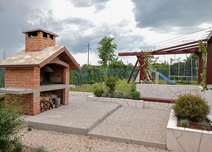 Дом отдыха Ena With Pool & Jacuzzi